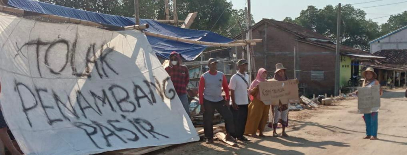 Banner masyarakat pesisir Demak yang melakukan aksi diam saat kedatangan rombongan Komisi IV DPR RI (Foto: Republika)