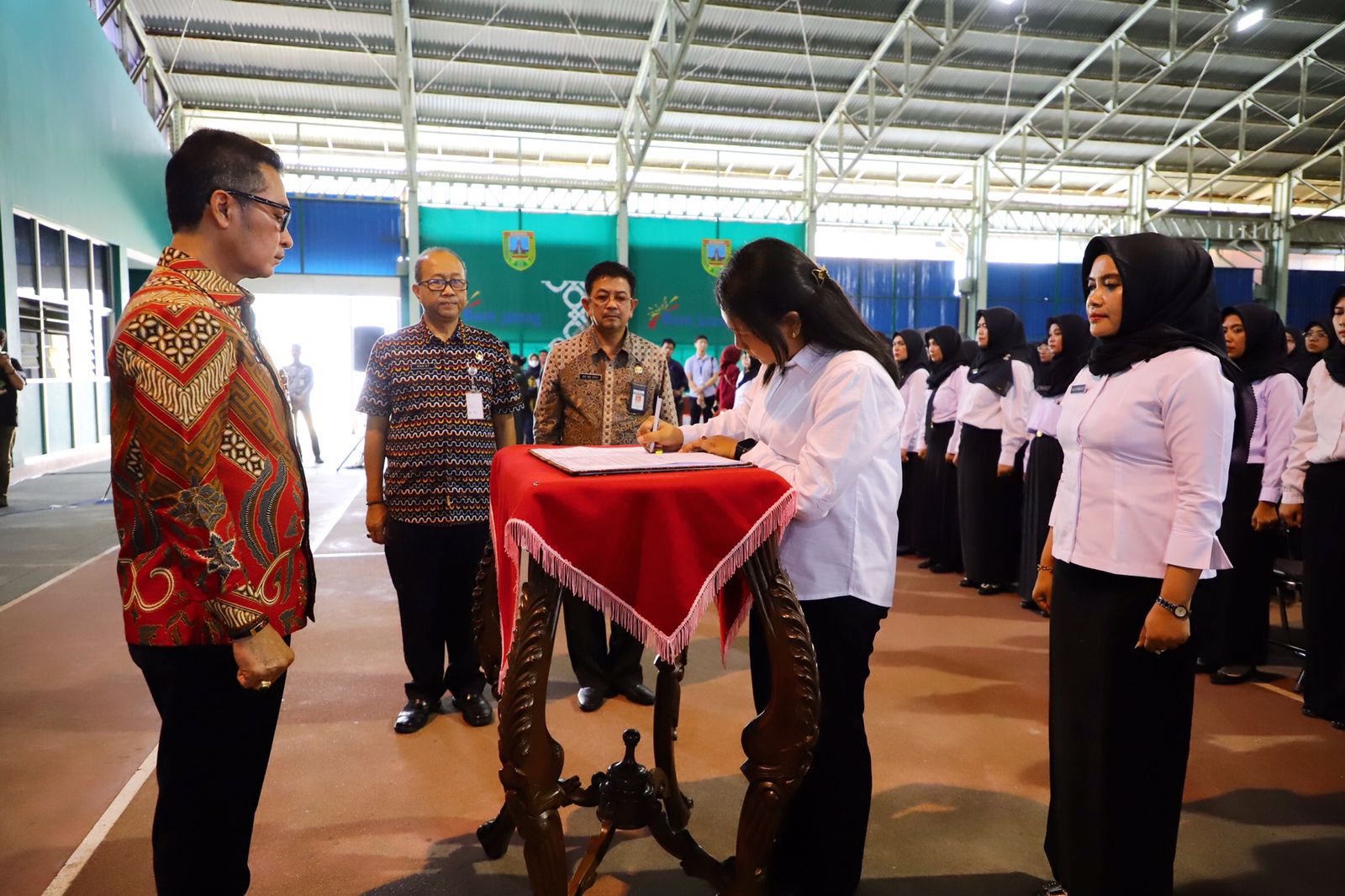 Bupati Kudus Hartopo melantik 407 PPPK Guru di Lapangan Tenis Indoor Angga Sasana Krida Kompleks Kantor Bupati, Selasa (11/7/2023) (Foto: Diskominfo Kudus)