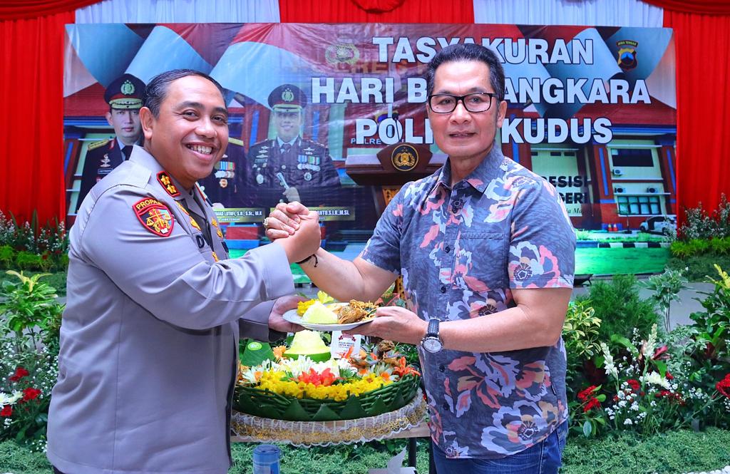 Bupati Kudus Hartopo menyerahkan potongan tumpeng pada Kapolres Kudus AKBP Didyt Dwi Susanto ketika memperingati Hari Bhayangkara bersama Polres Kudus pada Sabtu (3/7) (foto: Diskominfo Kudus)