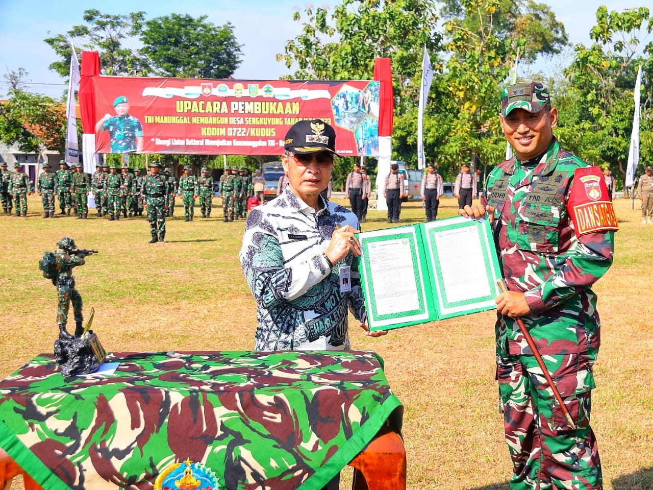 Bupati Kudus Hartopo membuka sekaligus menyerahkan kegiatan TNI Manunggal Membangun Desa (TMMD) Sengkuyung tahap II Tahun Anggaran 2023 pada Komandan Kodim 0722/Kudus di Lapangan Desa Jurang, Gebog, Rabu (12/7) (Foto: Diskominfo Kudus)