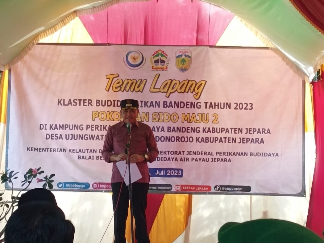 Pj Bupati Jepara Edy Supriyanta saat temu lapang klaster budidaya ikan bandeng di Desa Ujungwatu, Jumat (21/7/2023) (Foto: Diskominfo Jepara)