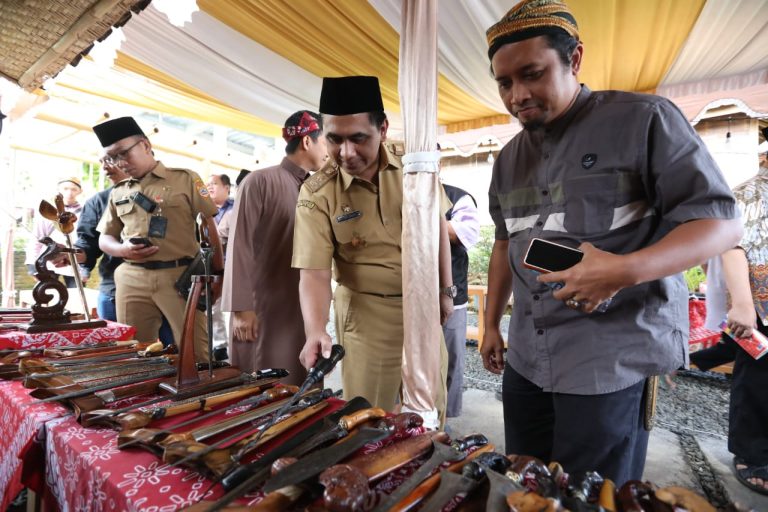 Wakil Gubernur Jawa Tengah, Gus Yasin dalam penutupan Lawu Culture and Tourism Festival 2023 di Kabupaten Karanganyar, Senin (10/7/2023) (Foto: Laman resmi Pemprov Jateng)