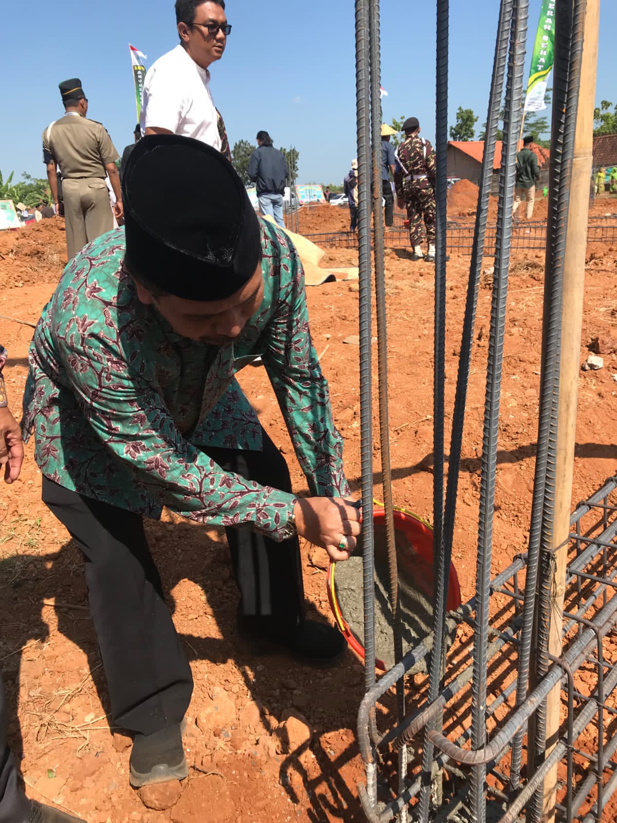 Sekda Jepara Edy Sujatmiko saat peletakan batu pertama pembangunan RSU Anugerah Sehat (ASEH) pada Sabtu (1/7/2023) di jalan Setrekan, Desa Troso, Kecamatan Pecangaan, Kabupaten Jepara (Foto: Diskominfo Jepara)