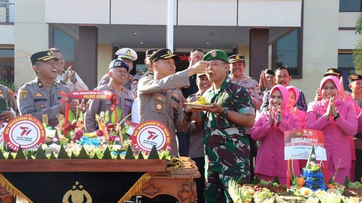 Kompol Bery menyuapi nasi tumpeng kepada Mayor Sarifudin saat Hari Bhayangkara ke-77 di Mapolres Jepara (dokumentasi Polres Jepara)