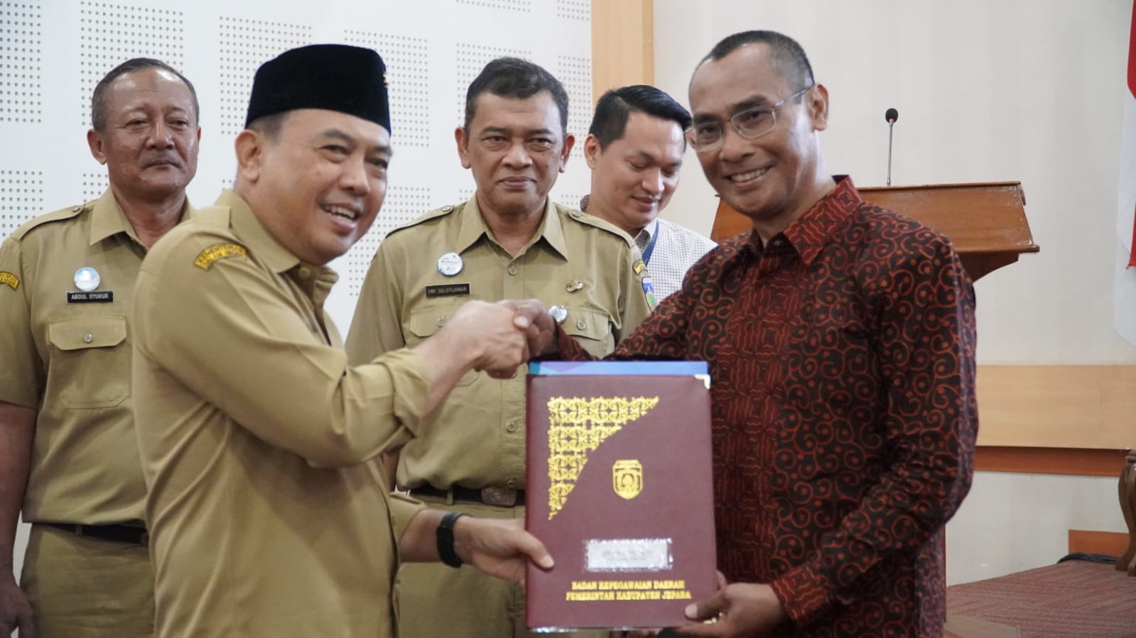 Penyerahan SK pensiun kepada 41 PNS di lingkungan Pemkab Jepara pada Senin (3/7/2023) (Foto: Diskominfo Jepara)