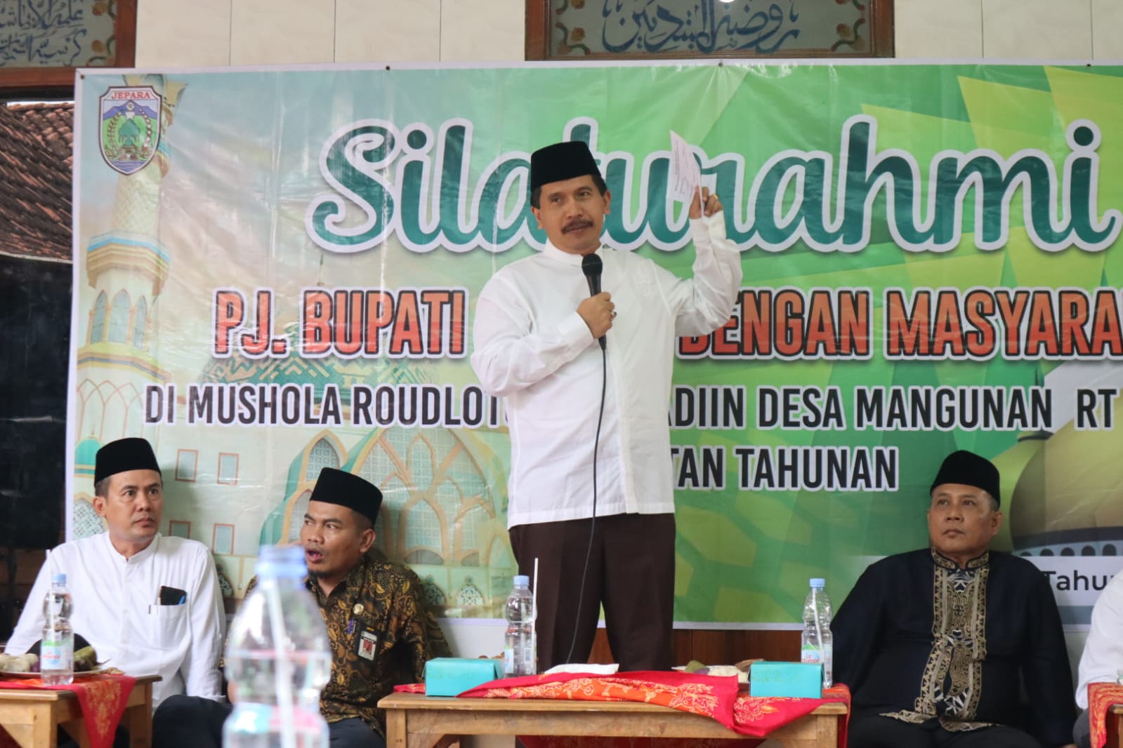 Sekda Jepara Edy Sujatmiko mengimbau masyarakat mewaspadai penipuan lewat pesan singkat yang mengaku sebagai Sekda Jepara dan Pj Bupati Jepara sewaktu bersilaturahmi dengan waga Desa Mangunan, Kecamatan Tahunan, Jumat (7/7/2023) (Foto: Dok. Bakolkopi Jepara)