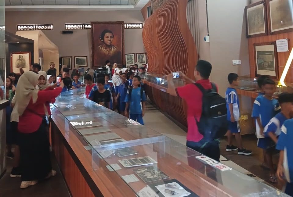 Kunjungan dari SDN Ngabul, Jepara ke museum R.A. Kartini Jepara (Klikfakta/Nur Ithrotul Fadhilah)