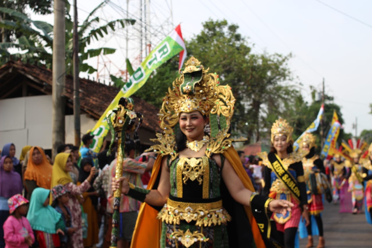 Salah satu peserta defile tenun troso dalam Troso Festival Jepara (Klikfakta/Nur Ithrotul Fadhilah)