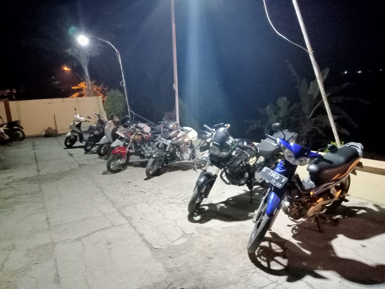 Belasan motor tak sesuai standar yang diamankan oleh Polres Jepara dalam razia gabungan dengan Polsek Kembang pada Minggu (16/7/2023) sekitar 02.45 WIB (Foto: Polres Jepara)