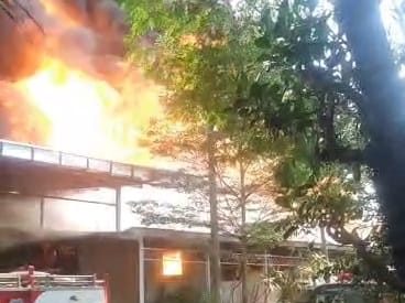 Kebakaran di pabrik mebel di Jepara pada Minggu (23/7/2023) (KF/Aris)