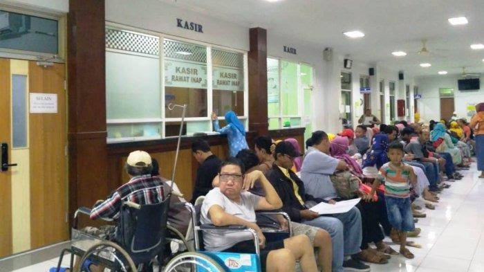 Sejumlah pasien yang sedang mengantre di RSUD Kartini. Muncul desas desus anggaran kesehatan RSUD Kartini ditarik ke APBD. (doc.istimewa)