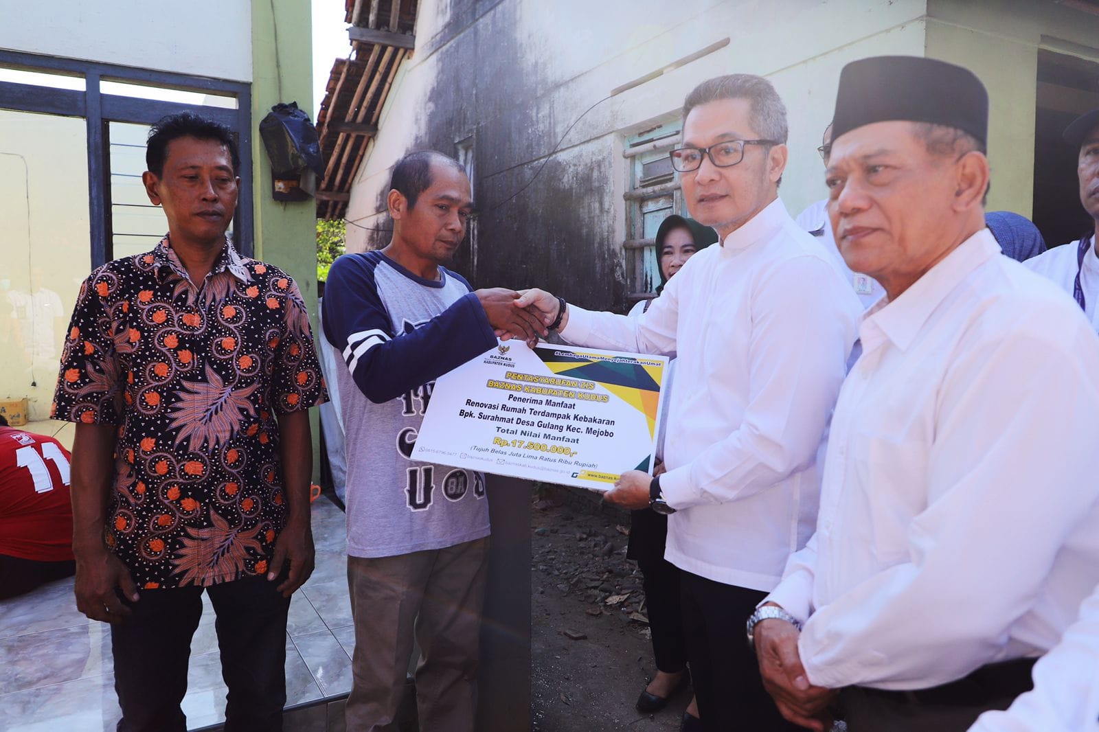 Bupati Kudus Hartopo. menyambangi korban kebakaran dan menyerahkan bantuan pada Jumat, (28/7/2023).