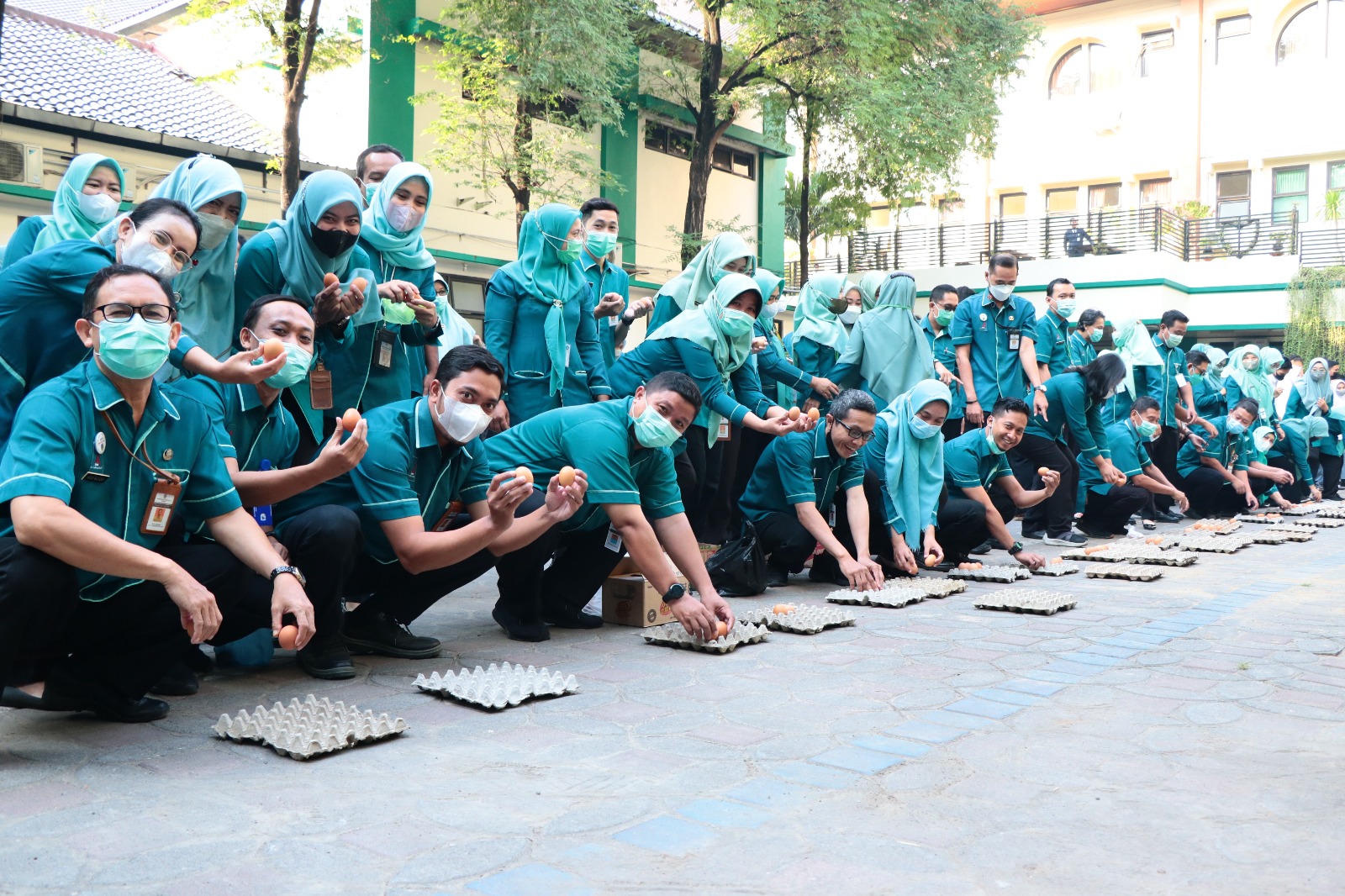 Sejumlah pegawai RSUD Loekmono Hadi Kudus membagikan telur, satu pegawai dua telur.