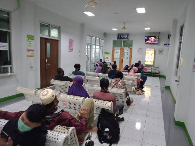 Foto: Sejumlah warga dan pasien berada di salah satu sudut ruang tunggu RSUD Kartini. (doc. istimewa)