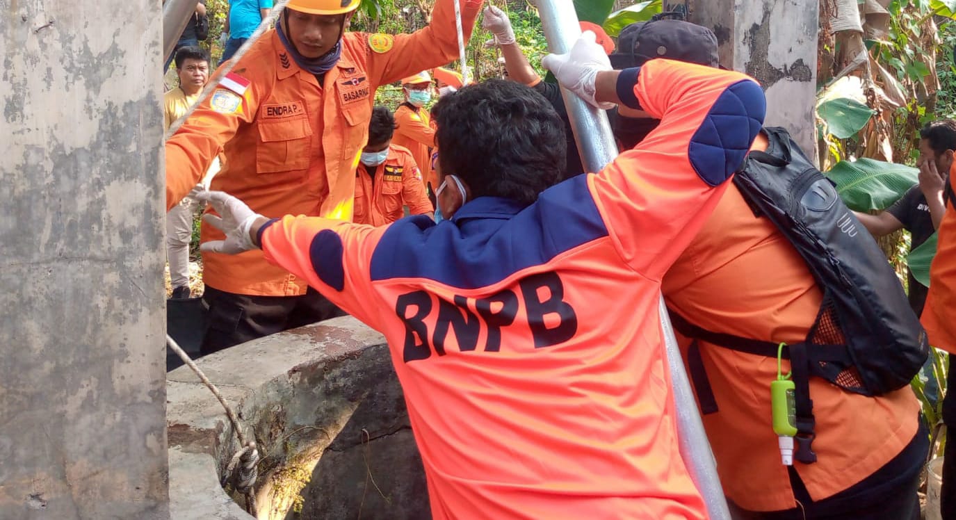 Tim SAR gabungan melakukan evakuasi jasad seorang nenek yang jatuh ke sumur pada Minggu (30/7/2023) (Foto" SAR Semarang)