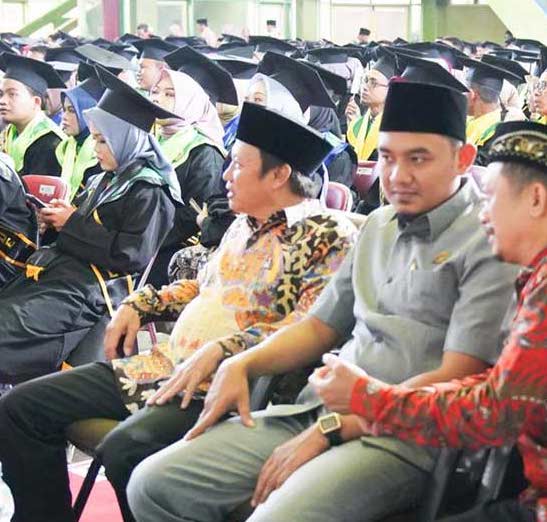 Ketua DPRD Jepara, Gus Haiz menghadiri sidang senat terbuka wisuda Unisnu Jepara.
