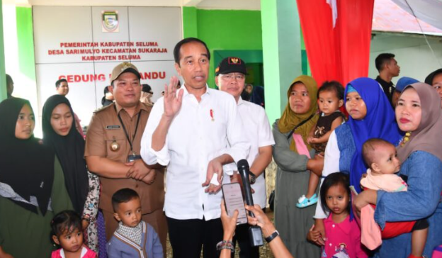 Jokowi mengunjungi Posyandu Sarimulyo di Kabupaten Seluma, Provinsi Bengkulu pada Jumat (21/7/2023) untuk memastikan upaya penurunan stunting dalam menyambut hari anak nasional (Foto: BPMI Setpres)