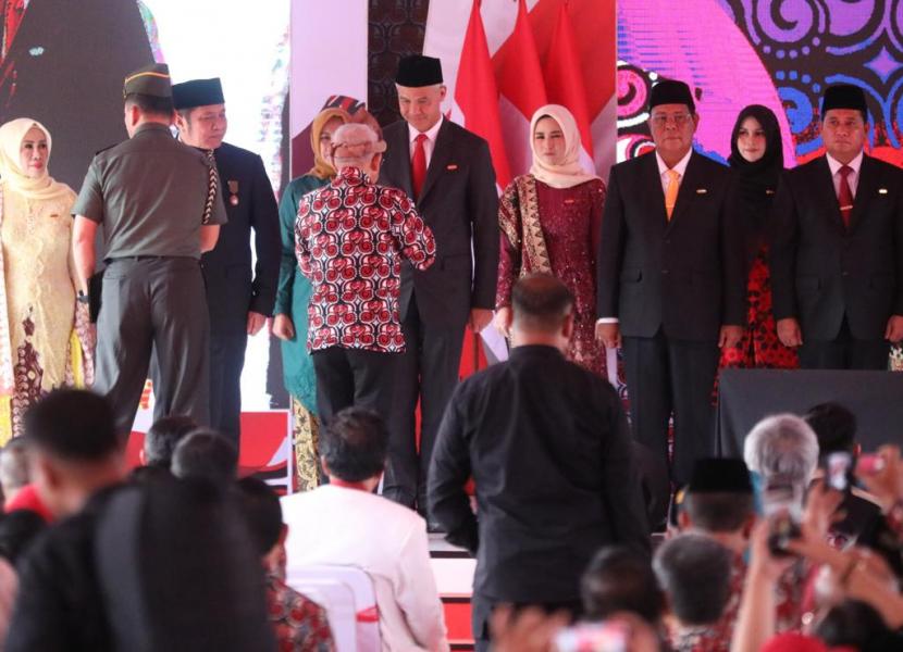 Gubernur Jawa Tengah Ganjar Pranowo dalam puncak peringatan Hari Keluarga Nasional (Harganas) ke-30 Tahun 2023 pada Kamis (6/7/2023) (Foto: Republika)