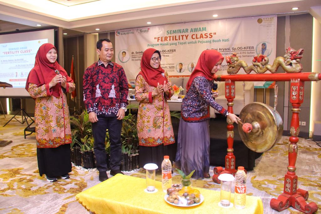 Ketua GOW Kudus Mawar Hartopo membuka seminar program hamil yang diselenggarakan oleh Rumah Sakit Umum Nurussyifa, bekerjasama dengan Klinik Teratai RS Gading Pluit Jakarta, di Hotel @hom Kudus, Sabtu (26/8)
