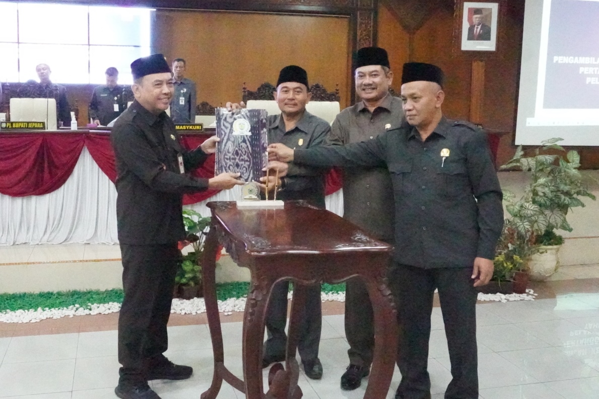 Pimpinan DPRD Jepara bersama Pj Bupati Jepara dalam rapat paripurna di Gedung Dewan, Jl. Tamansari
