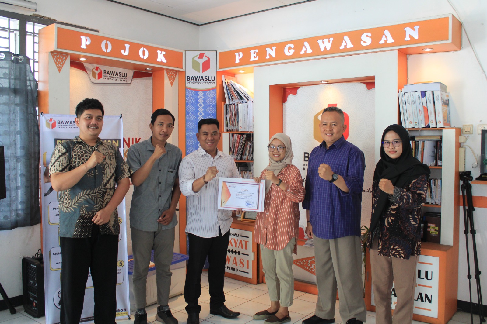 Bawaslu Jepara menerima audiensi dari Pengawas Partisipatif Jepara (Pijar) yang merupakan bagian dari Pemantau Pemilu Perisai Demokrasi Bangsa di kantor sekretariat Bawaslu, Senin (31/7/2023) (Foto: Bawaslu Jepara)