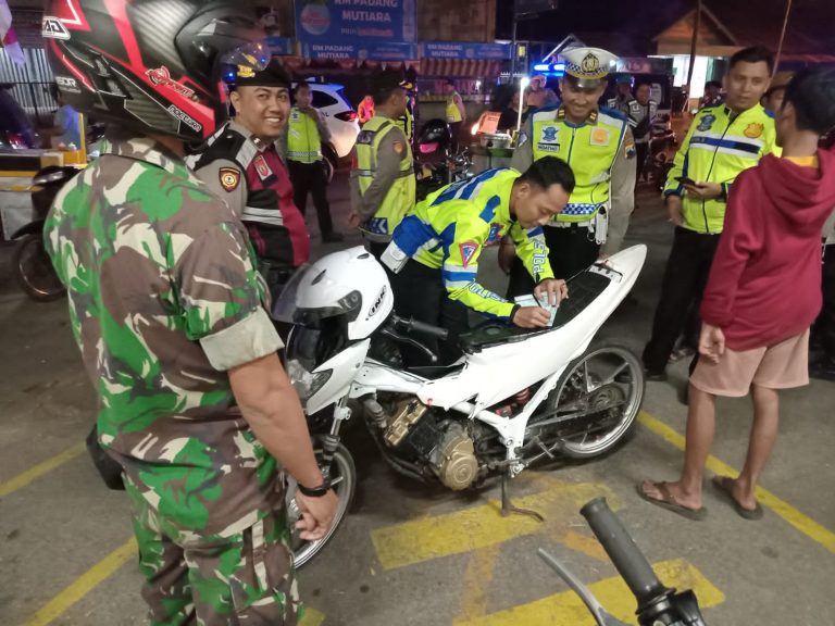 Penindakan pengendara motor berknalpot brong oleh tim gabungan Polres Kudus, Kodim 0722/Kudus, dan Dishub Kudus (Foto: Pori)