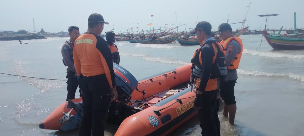 Tim SAR Semarang bersiap melakukan pencarian nelayan yang hilang diduga jatuh dari kapal (Foto: SAR Semarang)