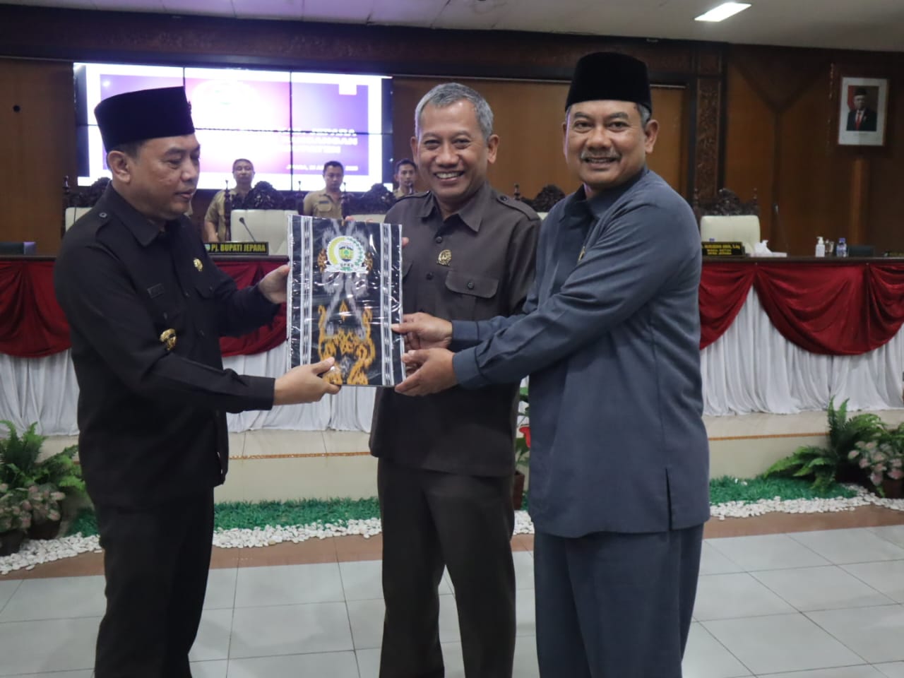 DPRD Jepara memutuskan untuk membentuk empat Pansus untuk membahas masing-masing satu rancangan peraturan daerah (ranperda) pada rapat paripurna DPRD Kabupaten Jepara yang digelar Senin (28/8/2023) di Graha Paripurna (KlikFakta/Nur Ithrotul Fadhilah)