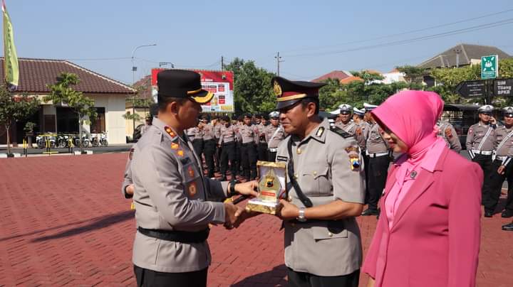 Serah terima jabatan AKP Uji Andi Haryono sebagai Kasat Binmas Polres Jepara di Lapangan Apel Polres Jepara, Kamis (31/8/2023) (Foto: Dok Polres Jepara)