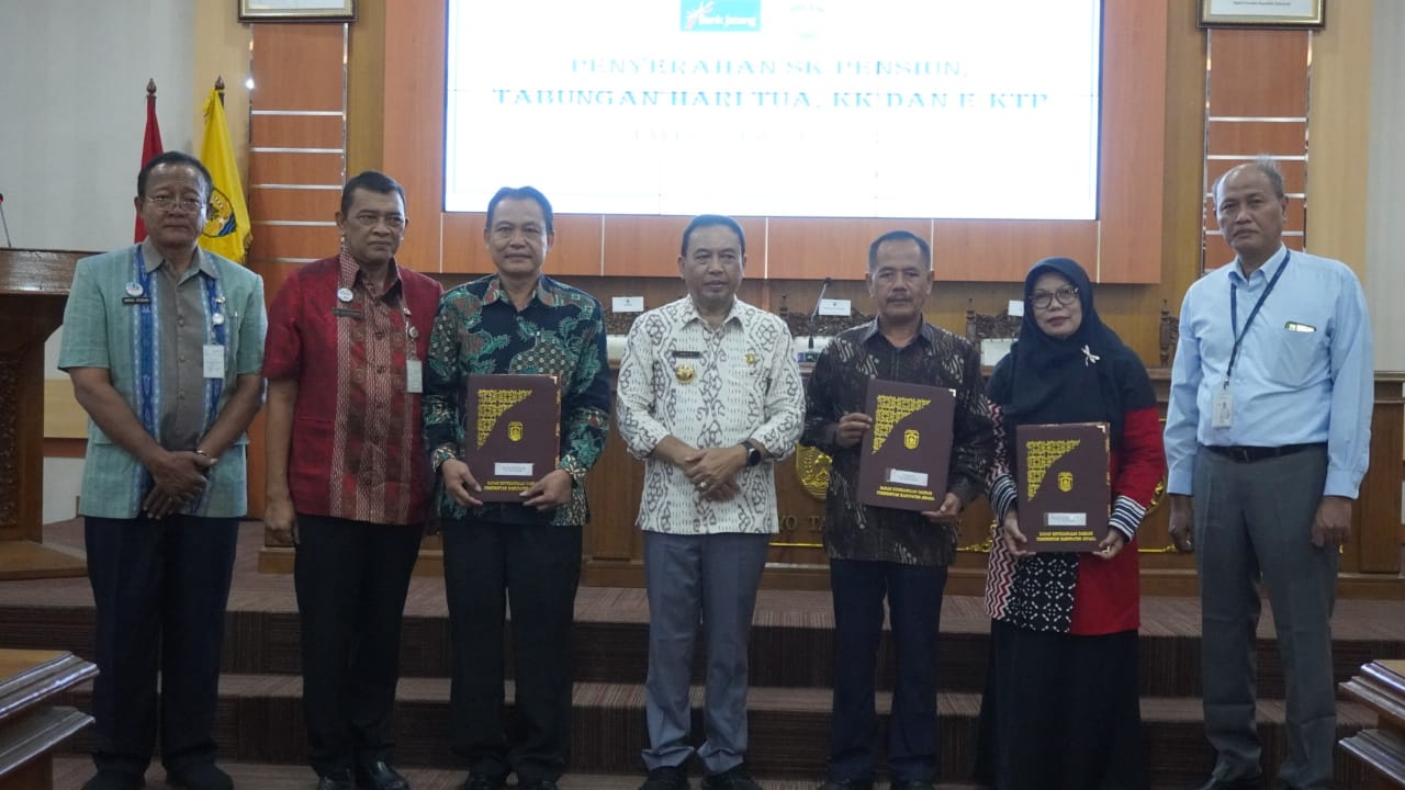 Penyerahan SK Pensiun kepada 41 PNS di Gedung Shima Setda Jepara pada Selasa (1/8/2023) (Foto: Diskominfo Jepara)