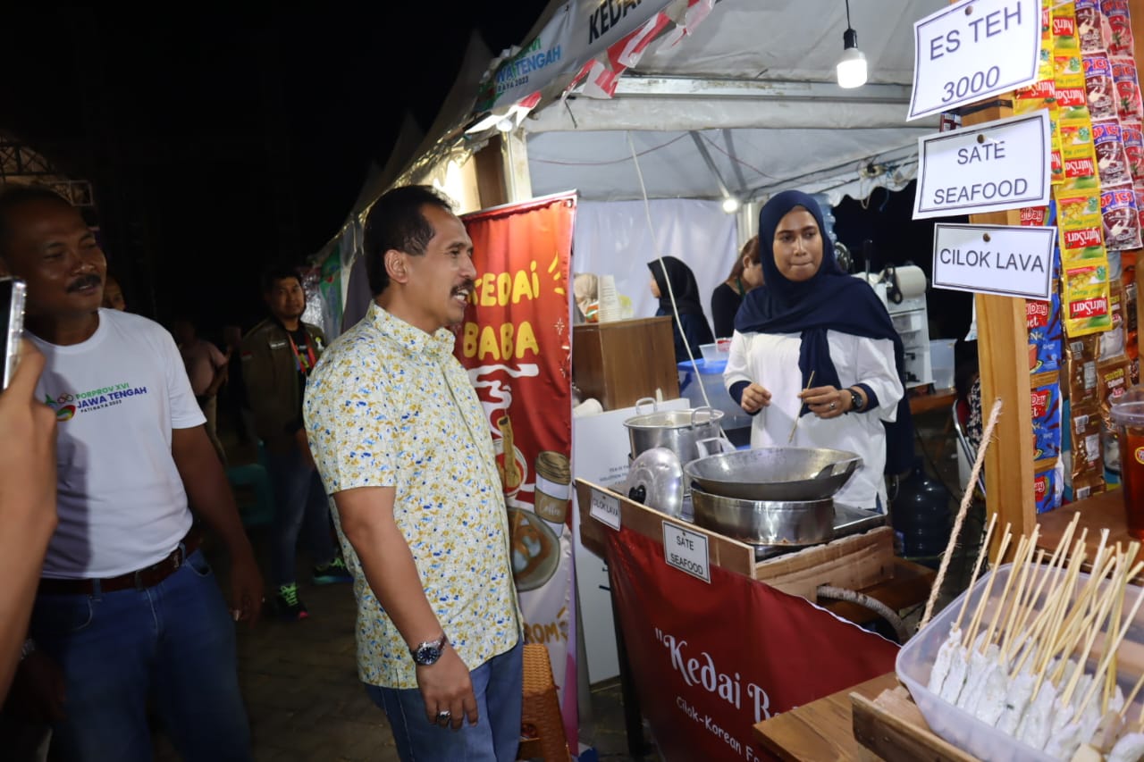 Sekda Kabupaten Jepara Edy Sujatmiko mematok target ambisius pada bazar UMKM dalam Pekan Olahraga Provinsi (Porprov) Jateng 2023 (Foto: Bakolkopi Jepara)