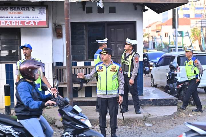 Kapolres Jepara AKBP Wahyu Nugroho Setyawan melaksanakan pengaturan PH (Police Hazard) pagi di Perempatan Pasar Mayong, Jepara (Foto: Polres Jepara)