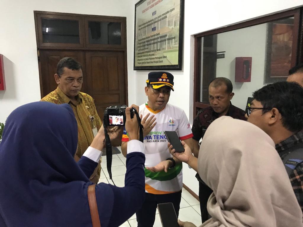 Pj Bupati Jepara Edy SUpriyanta didampingi Kepala Badan Kepegawaian Daerah (BKD) Jepara Ony Sulistijawan (Foto: Diskominfo Jepara)