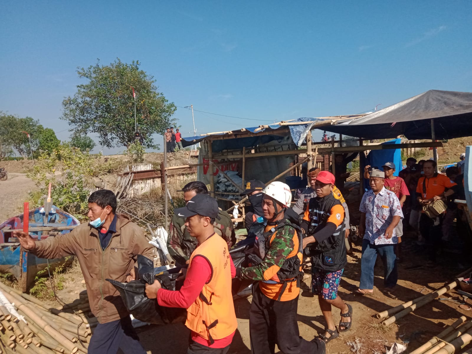 Evakuasi warga asal Kelurahan Mangkang Wetan, Kecamatan Tugu, Kota Semarang (Foto: SA Semarang)