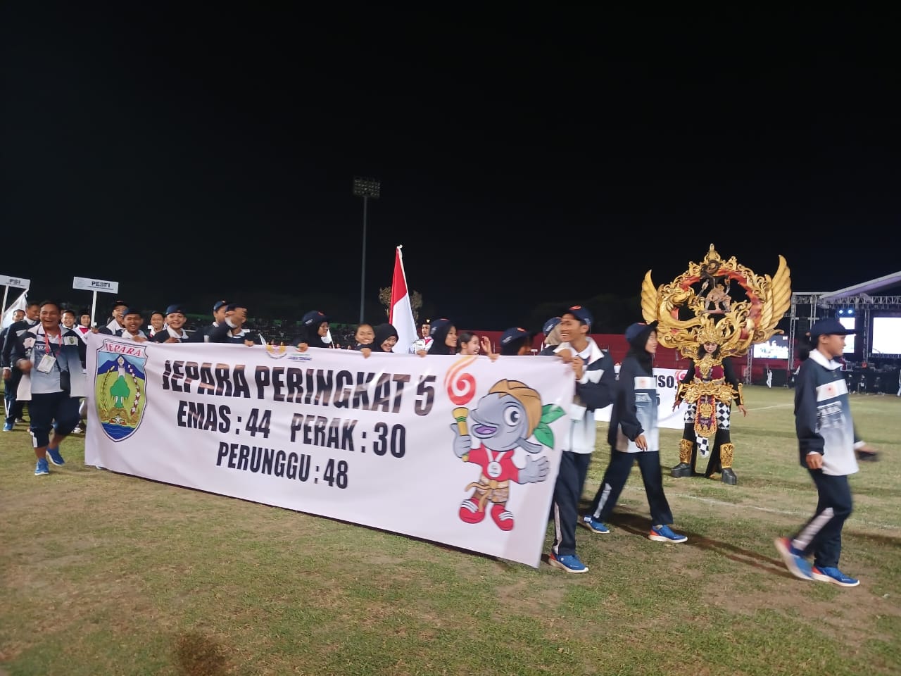 para atlet dari berbagai cabang olahraga saat defile penutupan Porpov ke-XVI di Stadion GBK Jepara (Klikfakta/Nur Ithrotul Fadhilah)
