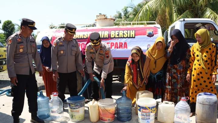 Penyaluran bantuan ai bersih untuk Desa Clering dan Sumber Rejo pada Rabu (16/8/2023) (Foto: Polres Jepara)