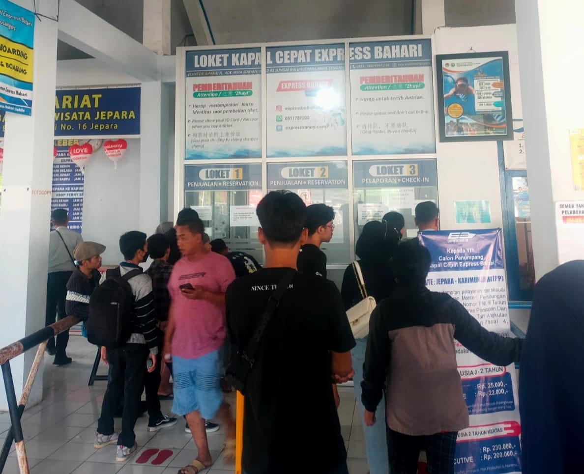 Antrean pembelian tiket penyeberangan Jepara-Karimunjawa (Foto: Istimewa)