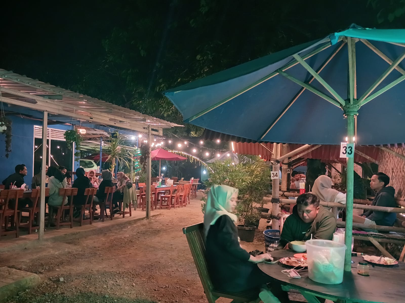 Suasana di Kedai Seblak Mbak Zum (KlikFakta/Nur Ithrotul Fadhilah)
