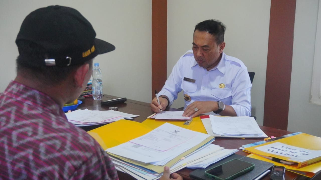 Pj Bupati Jepara Edy Supriyanta menjajal ngantor di Desa Banyuputih, Kecamatan Kalinyamatan, Selasa (29/8/2023) (Foto: Diskominfo Jepara)