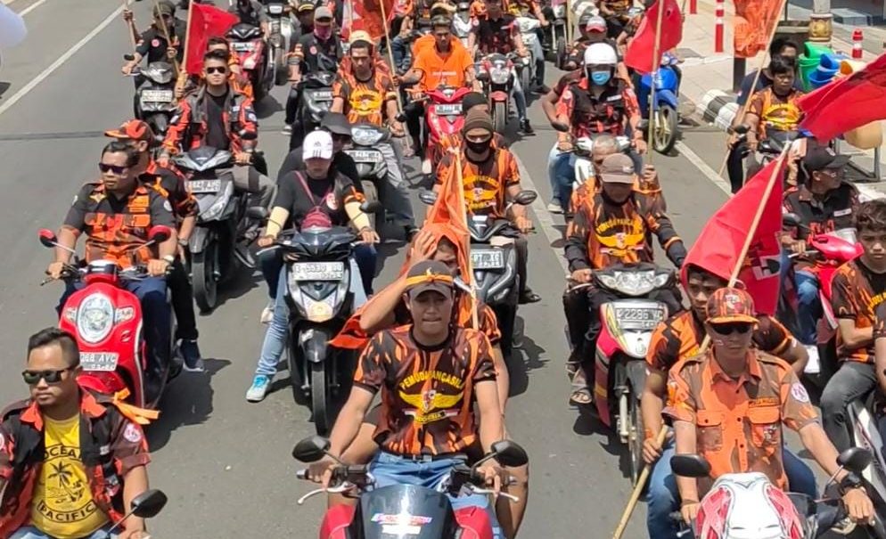Massa FKOJ konvoi demonstrasi menuntut Sekda Jepara mundur (Foto: Istimewa)