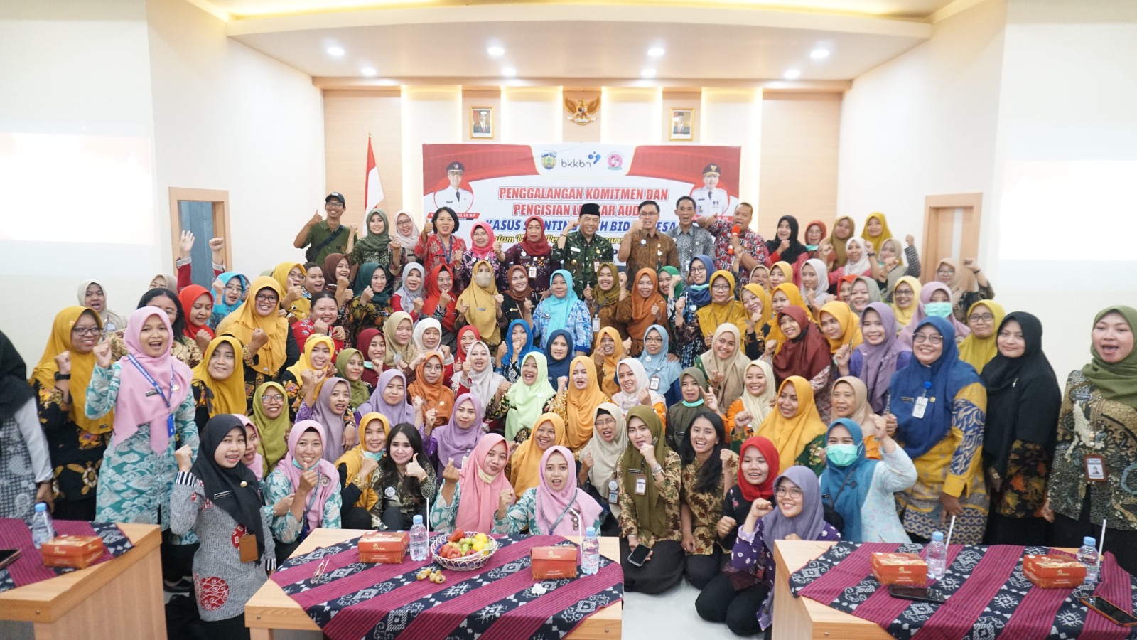 Foto bersama 250 bidan desa bersama pejabat teras Pemkab Jepara dan Pj Bupati Jepara Edy Supriyanta dalam acara penggalangan komitmen bersama penanganan stunting pada Kamis (31/8/2023) (Foto: Diskominfo Jepara)