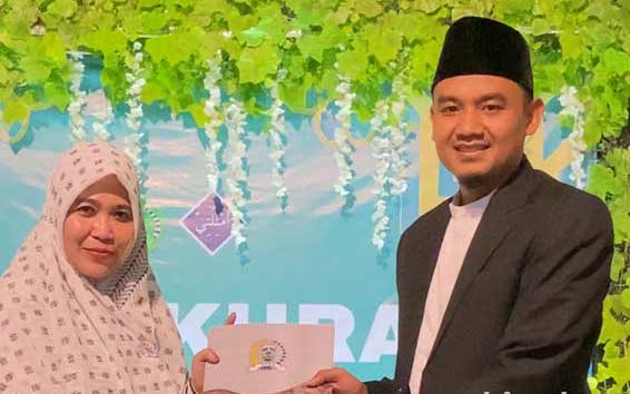 Ketua DPRD Jepara, Haizul Ma'arif memberikan apresiasi berupa beasiswa kepada santri berprestasi secara simbolis. (doc.istimewa)