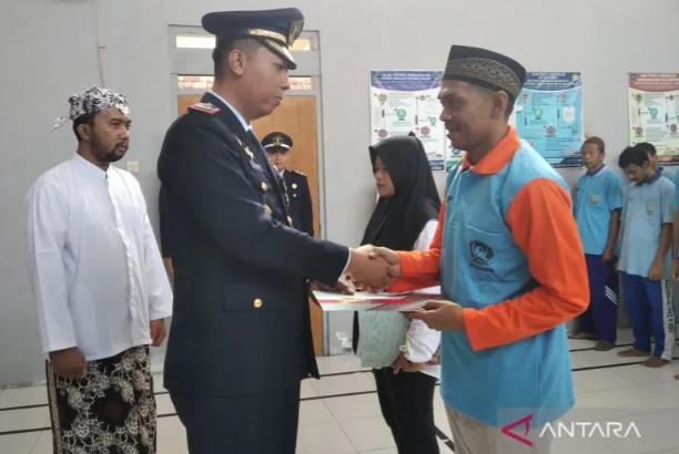 Kepala Rutan Kelas II B Kudus Solichin menyerahkan remisi secara simbolis kepada seorang narapisana di Aula Rutan Kelas II B Kudus, Kamis (17/8/2023) (Foto: ANTARA Jateng)