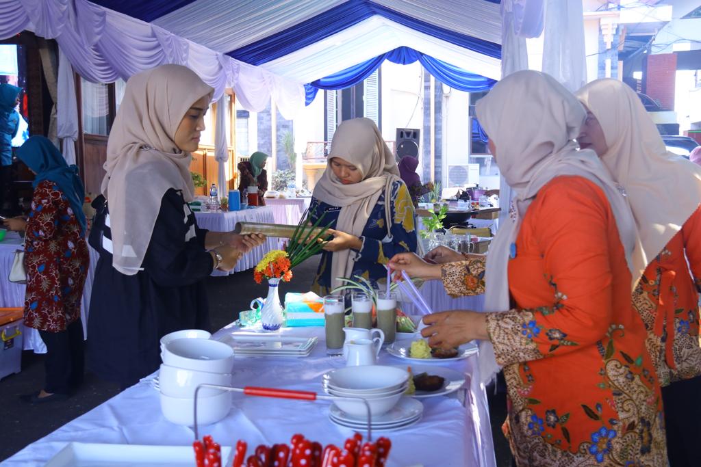 Ibu-Ibu TP PKK Kabupaten Kudus dalam lomba cipta menu mengkreasikan ikan kutuk pada Rabu (6/9/2023)