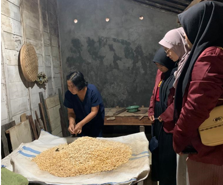 Mahasiswa KKN-IKMB kelompok 32 IAIN Kudus mengunjungi UMKM tempe milik Ibu Sumiyati di Desa Ngrambitan, Japah, Kabupaten Blora (3/9/2023) (Foto: Istimewa)