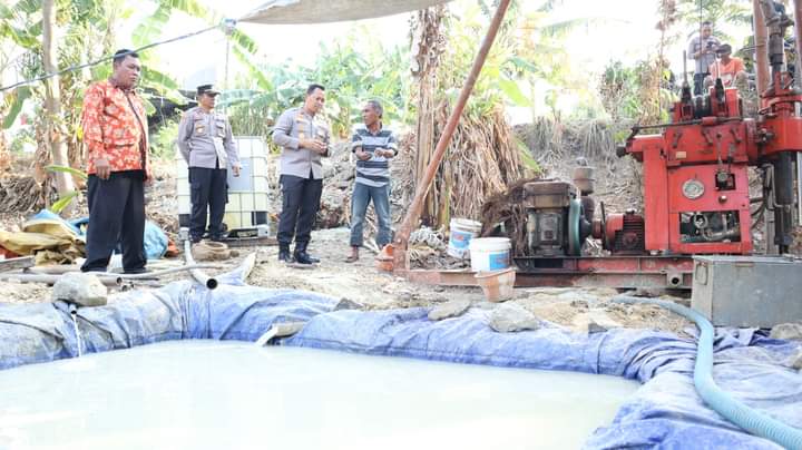 Kapolres Jepara mengecek pembangunan sumur bor di Desa Sumber Rejo, Kecamatan Donorojo pada Kamis (31/8/2023) (Foto: Dok Polres Jepara)