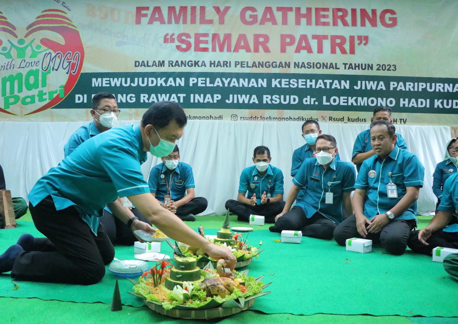Prosesi potong tumpeng dalam acara Family Gathering Semar Patri di RSUD Dr. Loekmono Hadi Kudus pada Senin (4/9/2023) (Foto: Istimewa)
