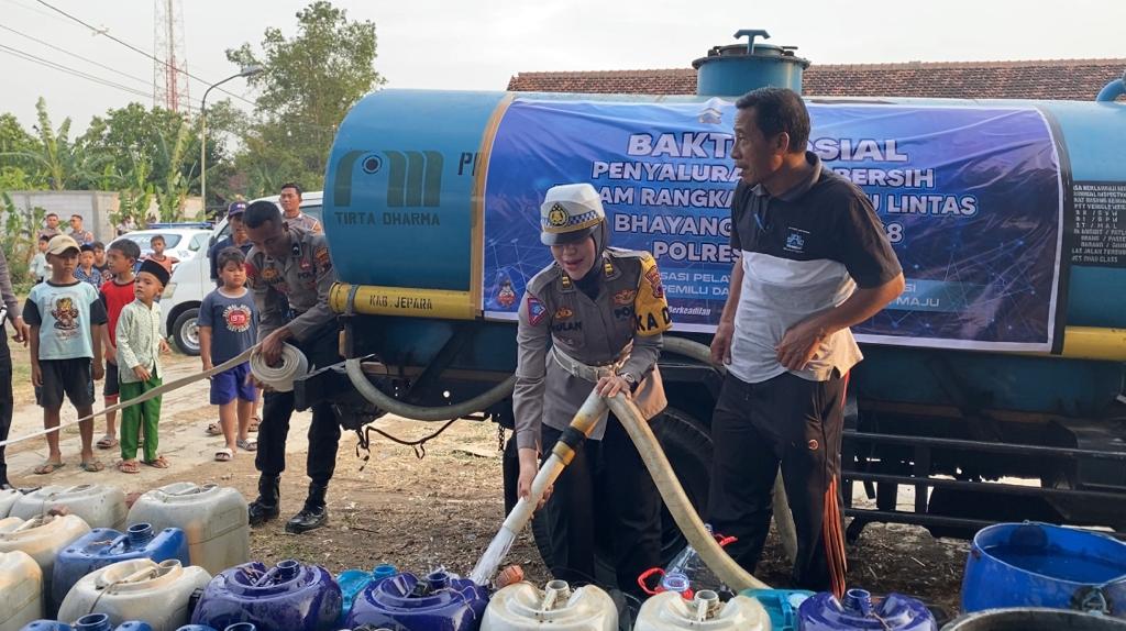 Kegiatan penyaluran 20 ribu liter air bersih ke Desa Karangaji, Kecamatan Kedung oleh Satlantas Polres Jepara pada Jumat (8/9/2023) (Dok. Polres Jepara)
