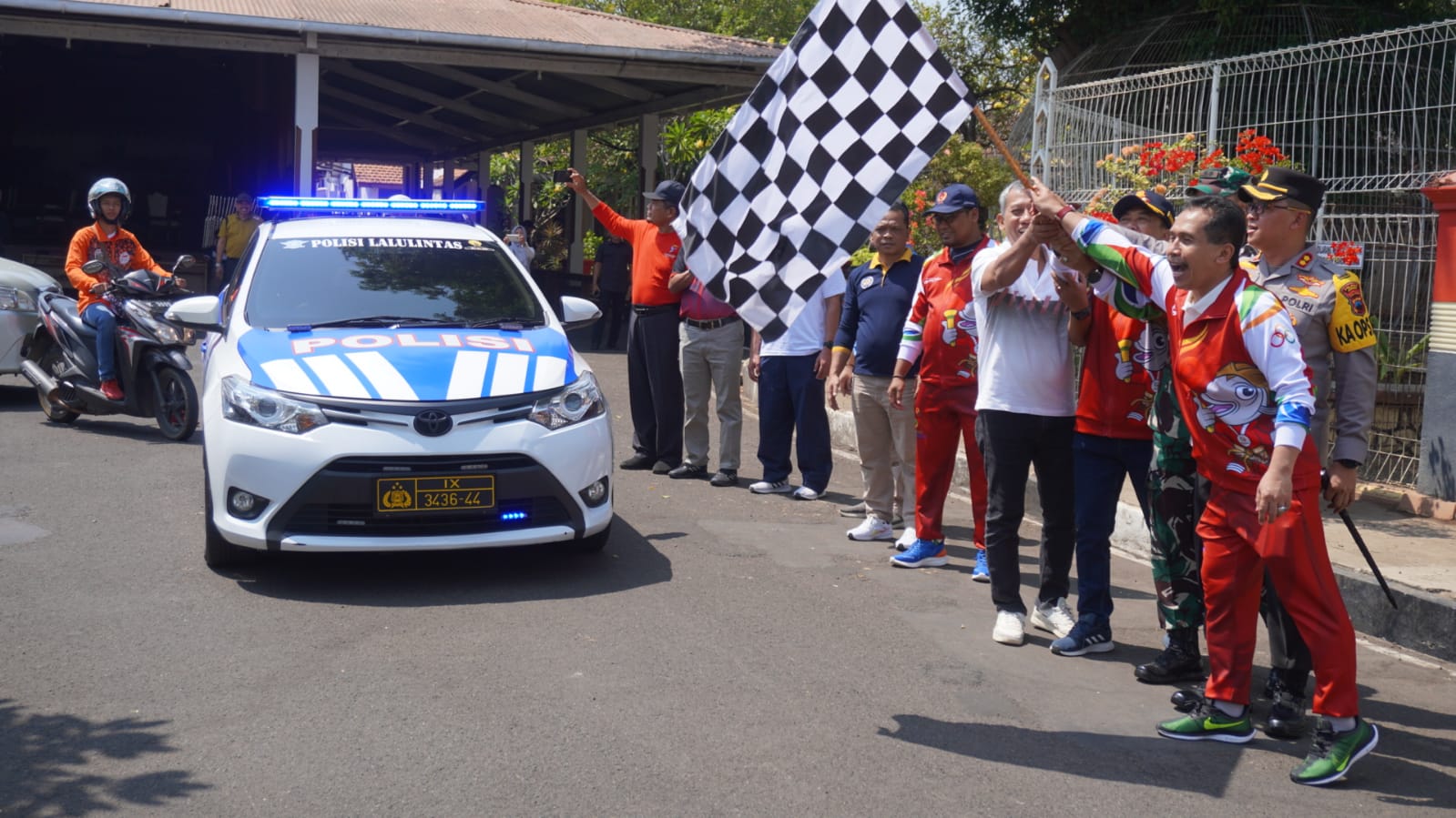 Pelepasan para atlet kontingen Jepara untuk Peparprov IV Jawa Tengah 2023 di depan Pendopo R.A. Kartini Jepara, Sabtu (9/9/2023) (Foto: diskominfo Jepara)