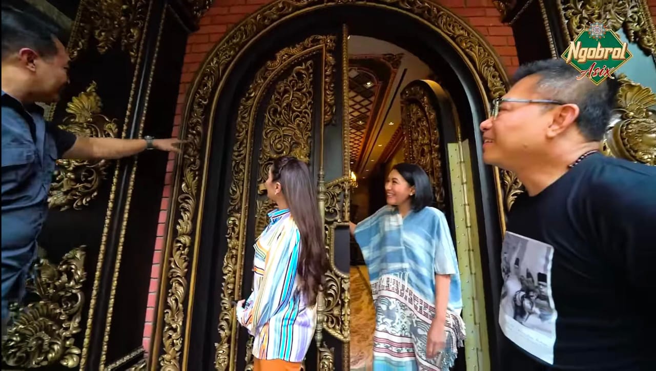 Jenderal (Purn) TNI Andika Perkasa bersama istri menunjukkan ukir Jepara yang menghiasi pintu rumahnya kepada artis Anang Hermansyah dan Ashanty dalam program Ngobrol Asix, baru-baru ini.